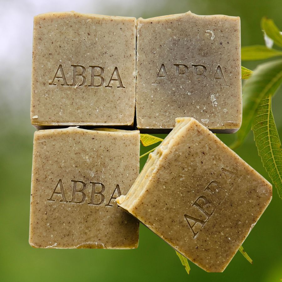 Jabón Neem Golden para Piel Sensible – Artesanal y Vegano