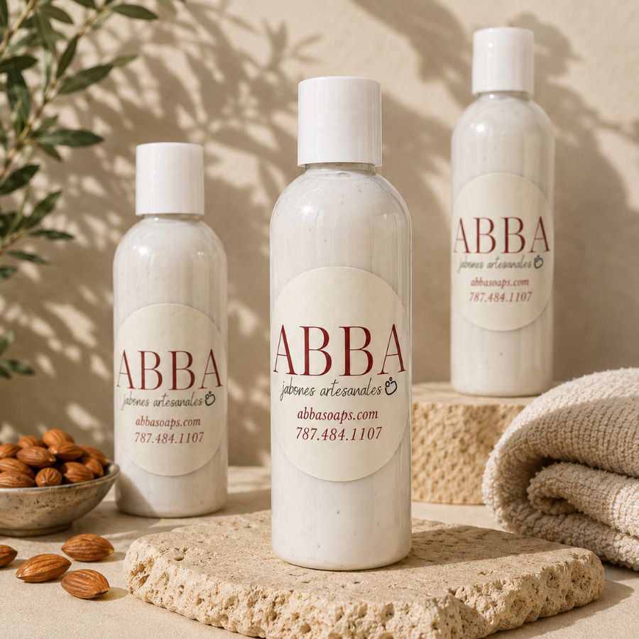 Tres botellas blancas de jabón de baño artesanal ABBA dispuestas sobre una superficie de piedra con almendras, una toalla doblada y sombras suaves en un ambiente cálido y neutro.